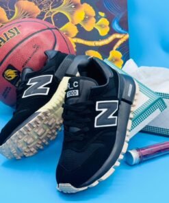 New Balance RC 1300 – Classic Performance Meets Rugged Style ⚫🤍👟